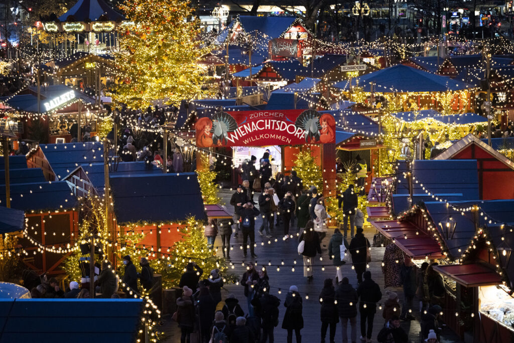 Der Weihnachtsmarkt Wienachtsdorf auf dem Zuercher Sechselaeutenplatz, fotografiert am Freitag, 26. November 2021, in Zuerich. (KEYSTONE/Christian Beutler)