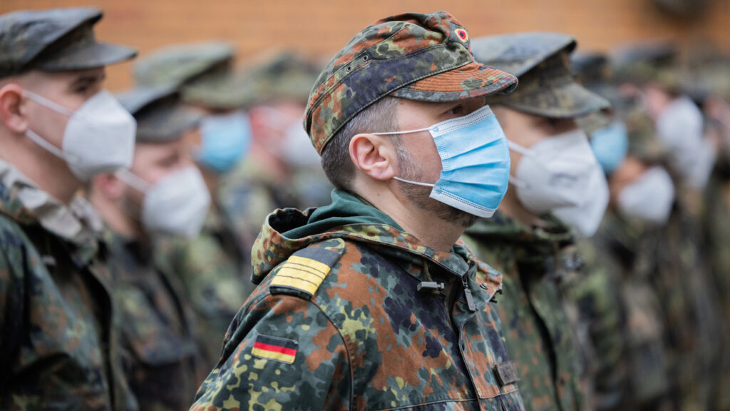 In der deutschen Bundeswehr drücken sich die Soldaten um die Impfung. Und das soll eine Armee sein?