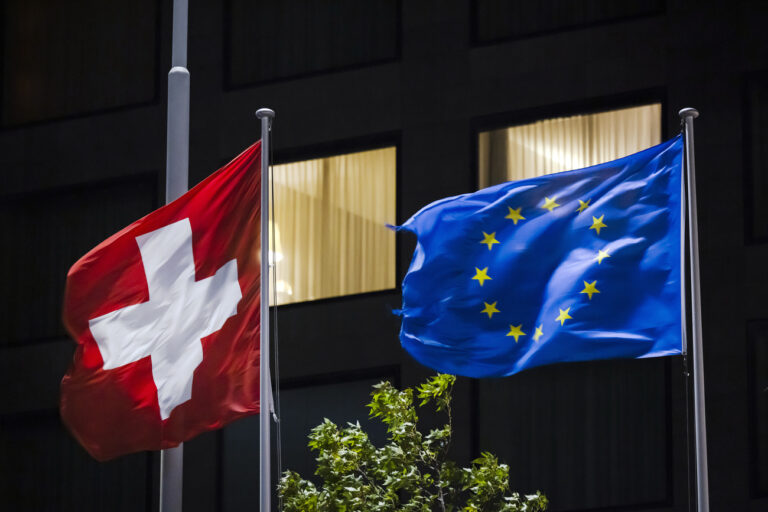 Eine EU und eine Schweizer Fahne flattern im starken Wind, aufgenommen am Mittwoch, 1. Dezember 2021 beim Flughafen Zuerich in Zuerich Kloten. (KEYSTONE/Michael Buholzer)