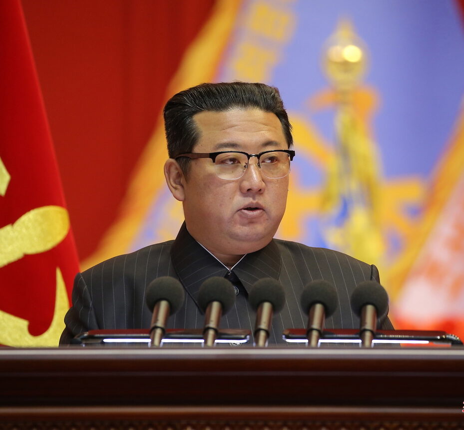Angesichts der drohenden Hungersnot fordert Kim Jong-un die Nordkoreaner auf, mehr Dünger zu produzieren, deutsch: auf die Toilette zu gehen