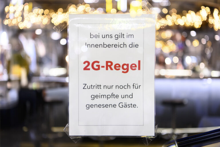 Ein Plakat informiert die Gaeste, dass im Restaurant Aarbergerhof die 2G-Regel 