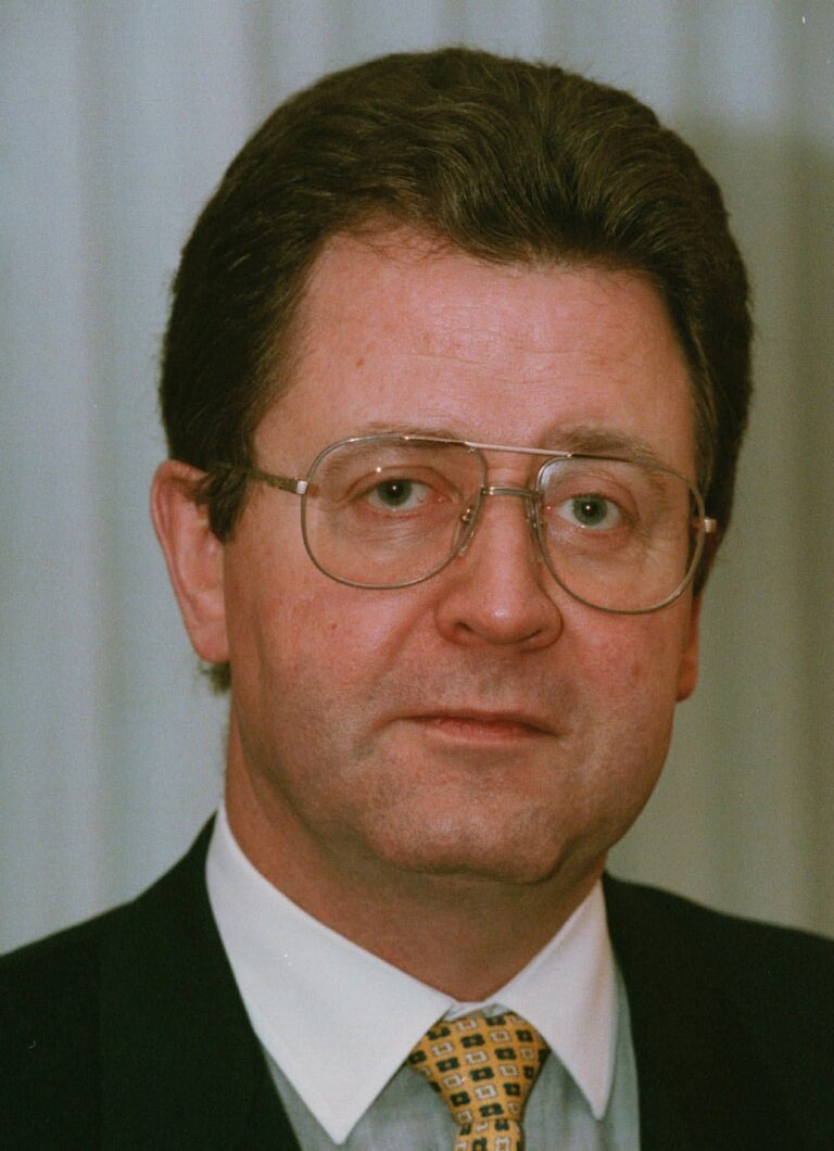 Botschafter Daniel Woker, Direktor des Genfer Zentrum fuer Sicherheitspolitik, orientierte am Freitag den 5. Dezember 97 in Bern ueber seine Arbeit in Genf. (KEYSTONE/JUERG MUELLER)