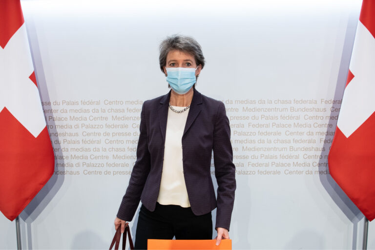 Bundesraetin Simonetta Sommaruga ercsheint an einer Medienkonferenz zur Revision des CO2 Gesetzes, am Freitag, 17. Dezember 2021, in Bern. (KEYSTONE/Peter Schneider)