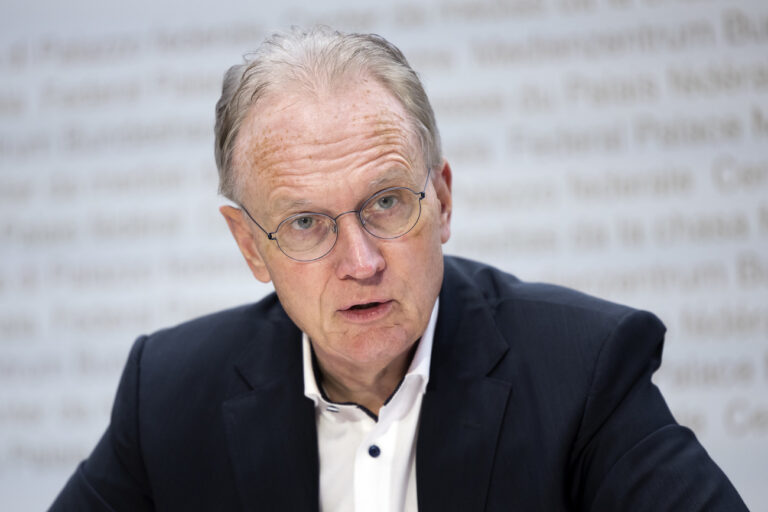 Hans-Ulrich Bigler, Direktor Schweizerischer Gewerbeverband, spricht waehrend einer Medienkonferenz des Komitees 