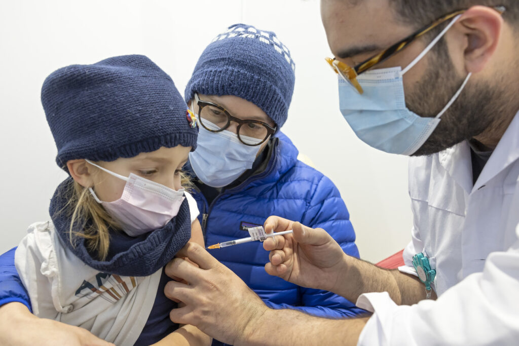 In Österreich bekommen alle Kinder ab fünf Jahren eine Booster-Impfung. Dass die Krankheitslast von Corona bei Kindern sehr klein ist, scheint die Ösis nicht zu kümmern