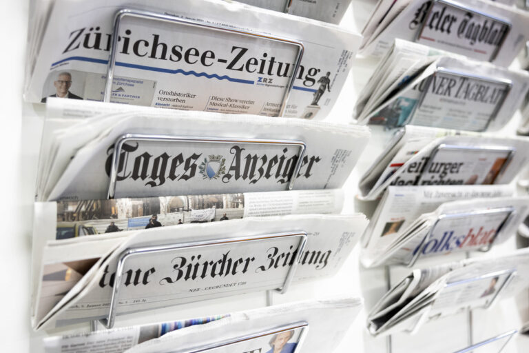 Schweizer Tageszeitungen in einem Zeitschriftenhalter, am Mittwoch, 5. Januar 2022, im Medienzentrum des Bundeshauses in Bern. (KEYSTONE/Peter Klaunzer)
