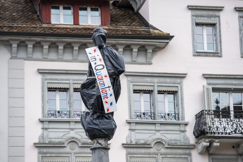 Die Figur des Dorfbrunnens mit dem Namen Fontanna z Rycerzem auf dem Hauptplatz in Schwyz wird von Fasnaechtlern unter Quarantaene gestellt, am Donnerstag, 6. Januar 2022. (KEYSTONE/Urs Flueeler)