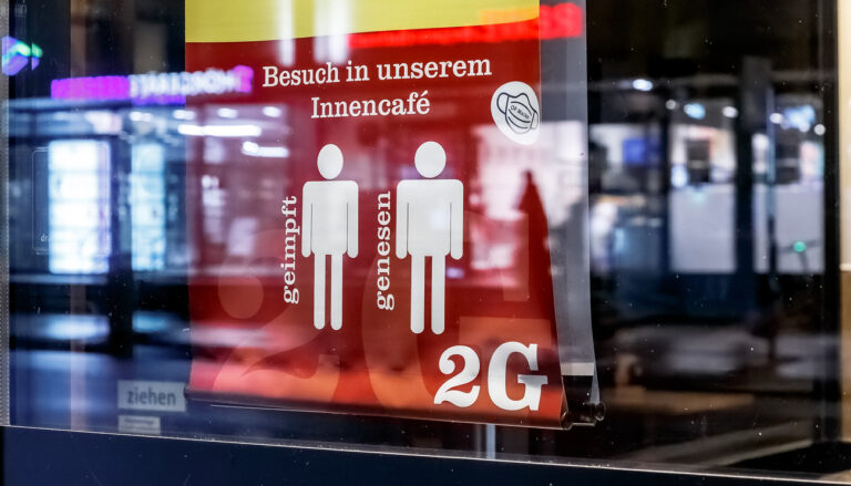 PRODUKTION - 07.01.2022, Schleswig-Holstein, Lübeck: Ein Zettel mit der Aufschrift «Besuch in unserem Innencafe: geimpft, genesen, 2G» hängt an der Tür eines Lokals. Ab Montag gelten in Hamburg und Schleswig-Holstein erweiterte 2Gplus-Regeln zur Eindämmung der Corona Pandemie. Foto: Markus Scholz/dpa +++ dpa-Bildfunk +++ (KEYSTONE/DPA/Markus Scholz)