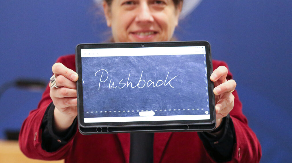 12.01.2022, Hessen, Marburg: Constanze Spieß präsentiert «Pushback» , das «Unwort des Jahres» 2021, auf einem iPad bei einer Pressekonferenz an der Philipps-Universität Marburg. Foto: Nadine Weigel/dpa +++ dpa-Bildfunk +++ (KEYSTONE/DPA/Nadine Weigel)