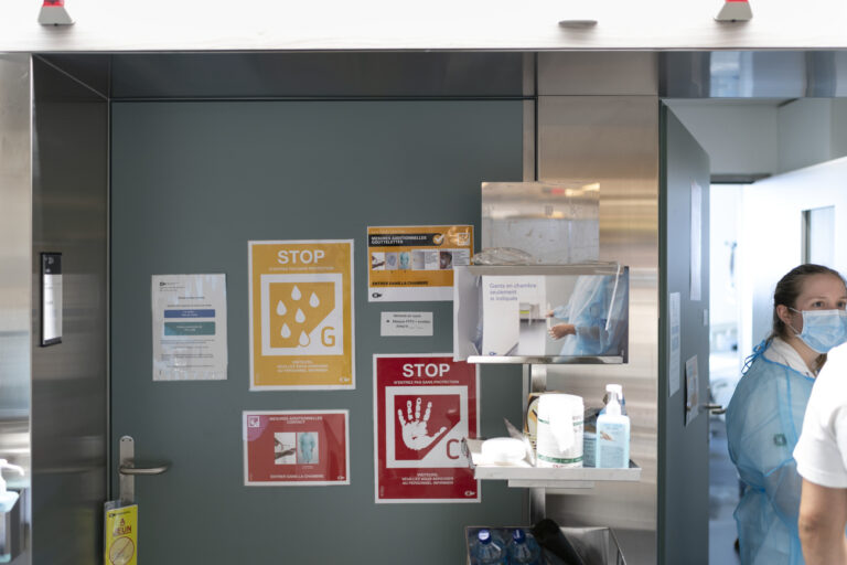 Le personnel soignant se prepare a la visite des personnes atteintes du Covid-19 dans l'UnitŽ Covid du service de mŽdecine interne lors de la 5eme vague de la pandemie de Coronavirus (Covid-19) le mardi 11 janvier 2022 au Centre Hospitalier Universitaire Vaudois, CHUV, a Lausanne. (KEYSTONE/Gaetan Bally)