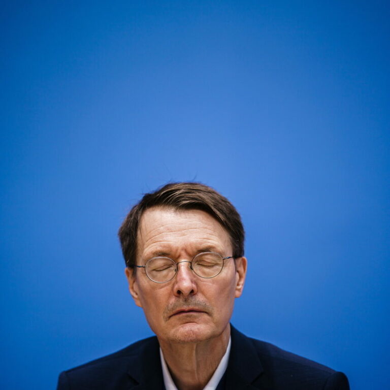 epa09685253 German Health Minister Karl Lauterbach seen with closed eyes during the weekly press conference at the House of the Federal Press Conference (Bundespressekonferenz) in Berlin, Germany, 14 January 2022. The German health minister usually reports once a week to journalists of the Bundespressekonferenz association on the recent pandemic situation. EPA/CLEMENS BILAN