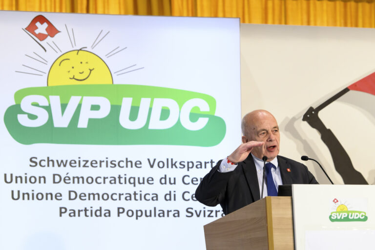 Le conseiller federal Ueli Maurer, prend la parole lors de l'assemblee des delegues de l'UDC (Union democratique du centre) Suisse, ce samedi 15 janvier 2022, a Reconvilier (BE). (KEYSTONE/Anthony Anex)