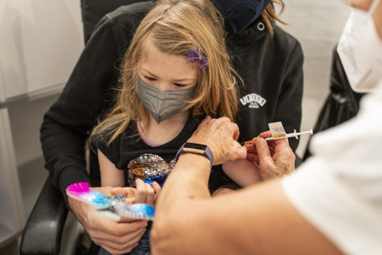 Die 5-jaehrige Joanne erhaelt ihre erste Impfung gegen Covid-19, am Samstag, 15. Januar 2022 im Impfzentrum beim Inselspital in Bern. (KEYSTONE/Alessandro della Valle)