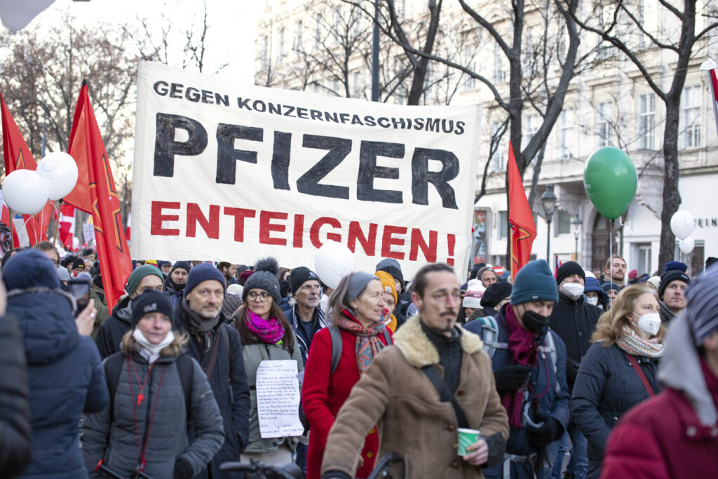 ABD0216_20220115 - WIEN - ÖSTERREICH: Eine Demonstration gegen Corona-Maßnahmen am Samstag, 15. Jänner 2022 in Wien. - FOTO: APA/TOBIAS STEINMAURER