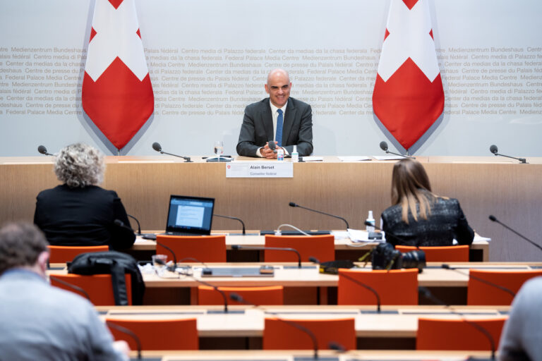 Bundesrat Alain Berset spricht an einer Medienkonferenz ueber Covid 19 Massnahmen, am Mittwoch, 19. Januar 2021, in Bern. (KEYSTONE/Peter Schneider)