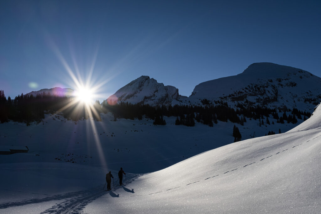 Zwei Skitourengaengerinnen auf dem Weg auf den Selun, aufgenommen am Dienstag, 25. Januar 2022, in Starkenbach. (KEYSTONE/Gian Ehrenzeller)