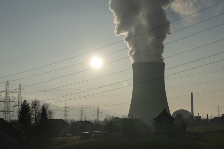 Dampf stroemt aus dem Kuehlturm des Kernkraftwerks Goesgen, aufgenommen beim Sonnenuntergang am Dienstag, 25. Januar 2022 in der Gemeinde Daeniken, Kanton Solothurn. (KEYSTONE/Gaetan Bally)