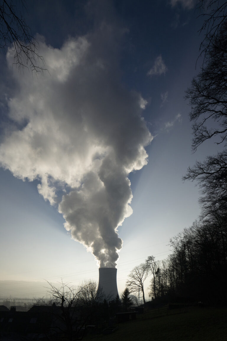 Dampf stroemt aus dem Kuehlturm des Kernkraftwerks Goesgen, aufgenommen beim Sonnenuntergang am Dienstag, 25. Januar 2022 in der Gemeinde Daeniken, Kanton Solothurn. (KEYSTONE/Gaetan Bally)