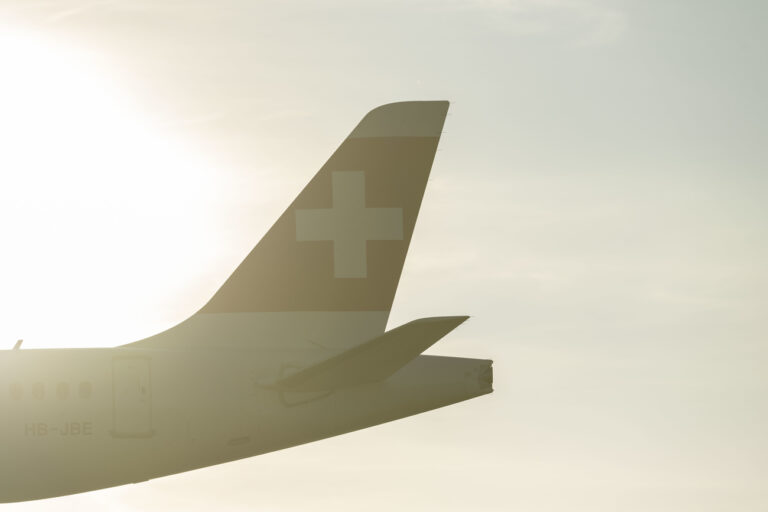 Ein Airbus A220-100 der Swiss International Airlines befindet sich im Landeanflug auf den Flughafen Zuerich, fotografiert am Donnerstag, 27. Januar 2022 in. (KEYSTONE/Christian Beutler)