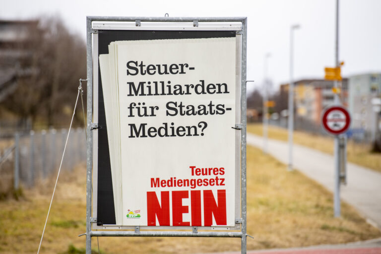 Ein Plakat der SVP, welche fuer ein Nein zum Mediengesetz wirbt, steht in der Gemeinde Horw im Kanton Luzern, am Montag, 31. Januar 2022. (KEYSTONE/Urs Flueeler)