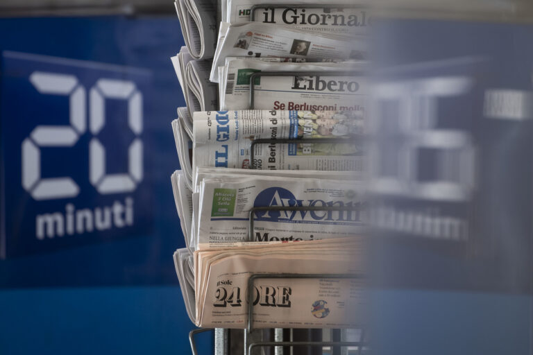 Verschiedene Zeitungen sind aufgestapelt, am Freitag, 28. Januar 2022 in Lugano. (KEYSTONE/Ti-Press/Pablo Gianinazzi)