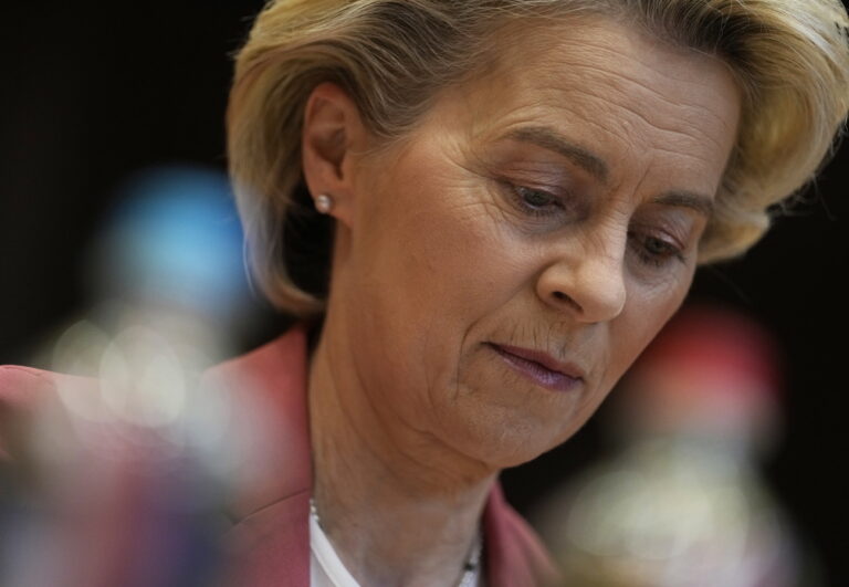 epa09722602 European Commission President Ursula von der Leyen waits for the start of the weekly College of Commissioners meeting at EU headquarters in Brussels, Belgium, 02 February 2022. EPA/VIRGINIA MAYO / POOL
