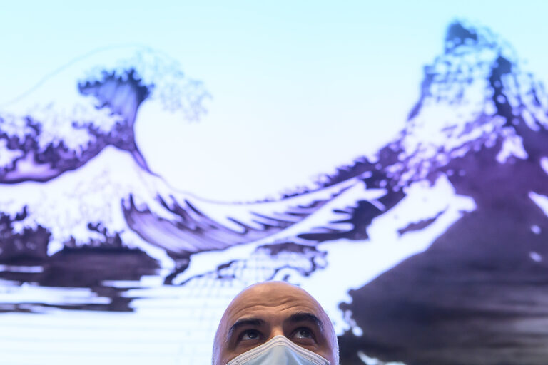 Bundesrat Alain Berset, kurz vor einer Medienkonferenz ueber die neusten Entscheide des Bundesrates zur Coronavirus-Pandemie, am Mittwoch, 2. Februar 2022, im Medienzentrum Bundeshaus in Bern. (KEYSTONE/Anthony Anex)