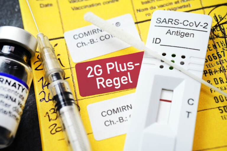 Impfausweis mit Impfspritze, negativem Schnelltest und Aufschrift 2G-Plus-Regel (KEYSTONE/CHROMORANGE/Christian Ohde)