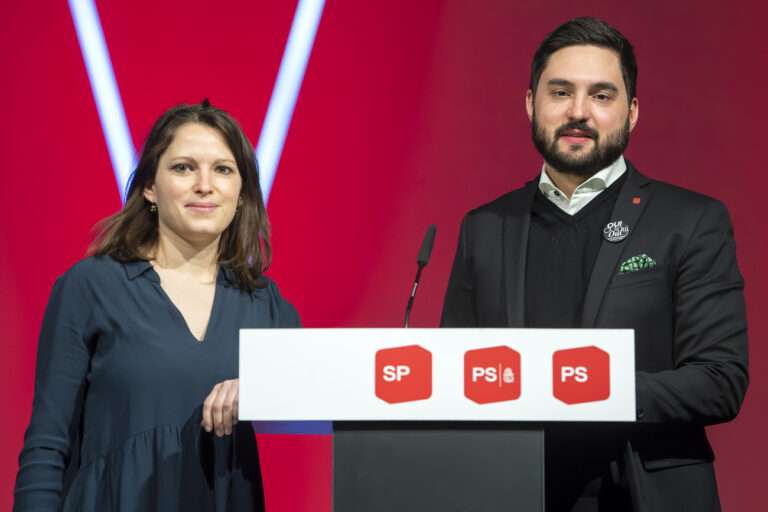 Les deux Co-presidents du PS Suisse, Mattea Meyer, gauche et Cedric Wermuth, droite, posent, lors de l'assemblee du congres du Parti socialiste (PS) Suisse, ce samedi 5 fevrier 2022 a Palexpo Geneve. (KEYSTONE/Martial Trezzini)
