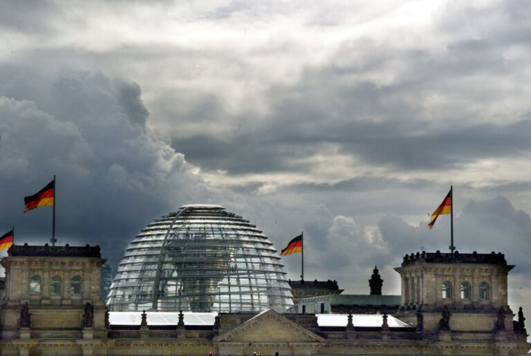 Dunkle Wolken haengen am 20. September 2002 ueber dem Reichstag in Berlin. Scharfe Kritik an der Praxis von Ministerien, von Firmen bezahlte Lobbyisten zu beschaeftigen, hat der Gruenen-Politiker Volker Beck geaeussert. 