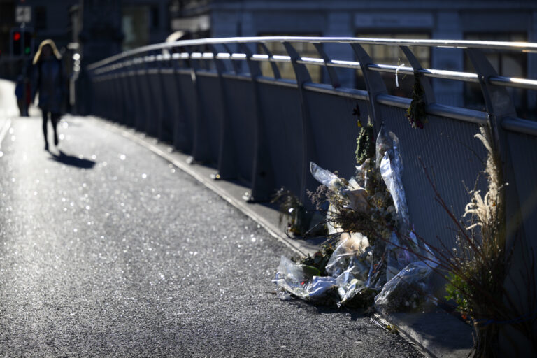 Des bouquets de fleurs sont accroche a une barriere en l'honneur de personne decedee par suicide ce mardi 8 fevrier 2022 sur le pont Bessieres a Lausanne. Le pont Bessieres, imposant ouvrage de metal situe en plein centre-ville et inaugure en 1910, est parfois surnomme le 