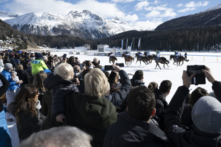 Zuschauerinen und Zuschauer verfolgen ein Pferderennen mit dem Smartphone, fotografiert im Rahmen des White Turf, am Sonntag, 20. Februar 2022 in St. Moritz. (KEYSTONE/Christian Beutler)