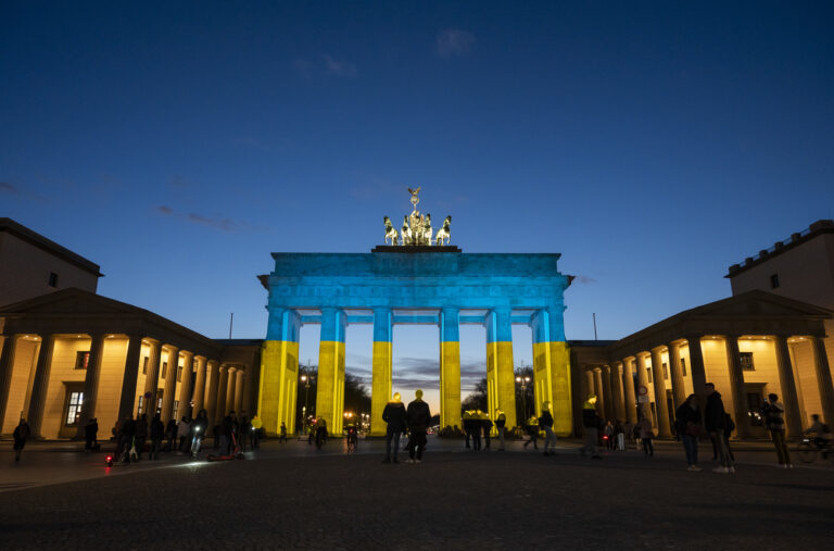 23.02.2022, Berlin: Das Brandenburger Tor wird in den Farben der Ukrainischen Flagge angestrahlt. Foto: Christophe Gateau/dpa +++ dpa-Bildfunk +++ (KEYSTONE/DPA/Christophe Gateau)