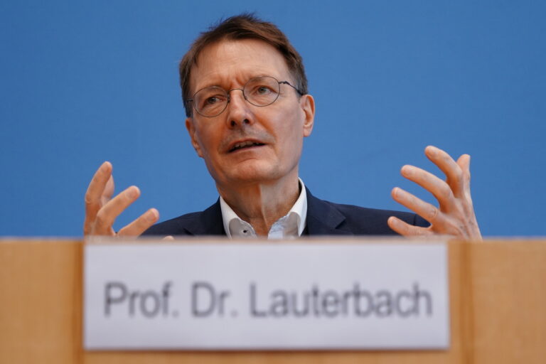 epa09783599 German Health Minister Karl Lauterbach gestures during the weekly press conference on the Covid-19 pandemic situation, at the House of the Federal Press Conference (Bundespressekonferenz) in Berlin, Germany, 25 February 2022. EPA/CLEMENS BILAN