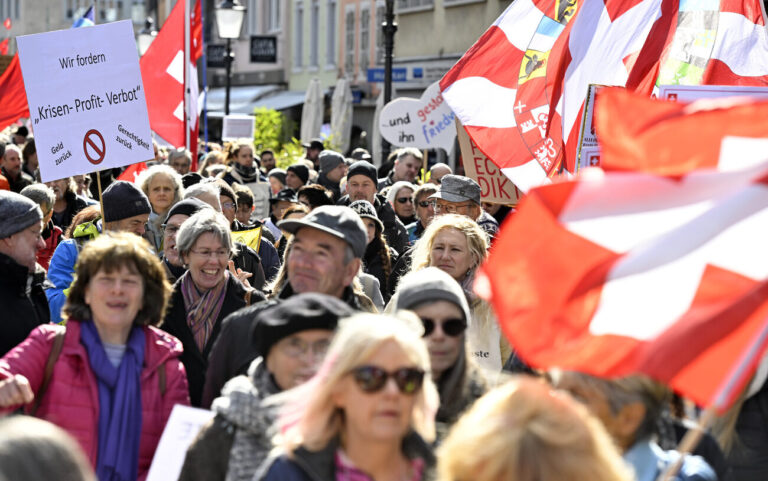 Demonstration der Corona Massnahmengegner in Winterthur am Samstag, 26. Februar 2022. (KEYSTONE/Walter Bieri)