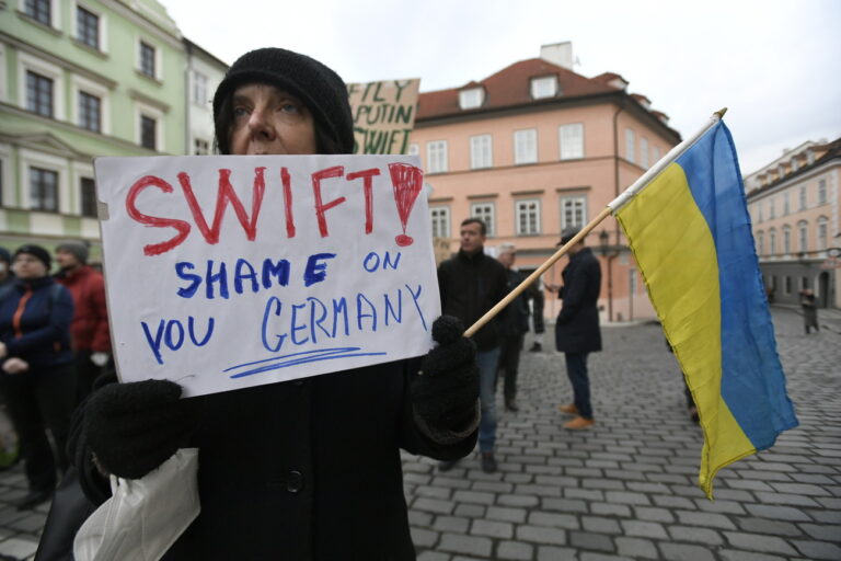 Demonstrators demanded that Russia be cut off from the SWIFT system in front of the German embassy in Prague, Czech Republic, February 26, 2022. Germany opposed Russia's exclusion from the payment system required by some states in response to the Russian invasion of Ukraine. (CTK Photo/Michaela Rihova) (KEYSTONE/CTK/Michaela Rihova)