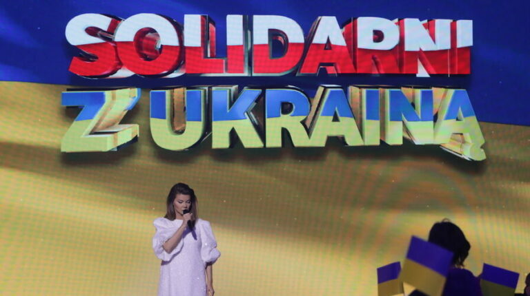 epa09790052 Polish singer Edyta Gorniak performs on stage during a concert 'Solidarity with Ukraine' organized by the Polish Public Television (TVP) in Warsaw, Poland, 27 February 2022. Russian troops entered Ukraine on 24 February. EPA/Albert Zawada POLAND OUT