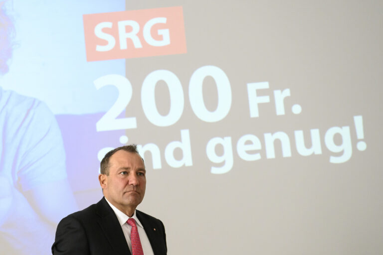 Thomas Matter, Nationalrat SVP/ZH, fotografiert kurz vor einer Medienkonferenz des ueberparteilichen Initiativkomitees zur SRG-Initiative 