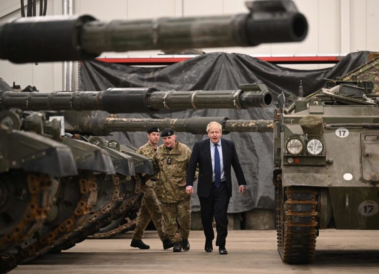 TOPSHOT - British Prime Minister Boris Johnson meets NATO troops after a joint press conference at the Tapa Army Base on March 1, 2022 in Tallinn, Estonia. - British Prime Minister Boris Johnson said on a visit to Poland on March 1, that the West would keep up sanctions pressure on Russian President Vladimir Putin's regime indefinitely after it invaded Ukraine (Photo by Leon Neal / various sources / AFP) (KEYSTONE/Getty Images Europe/LEON NEAL)