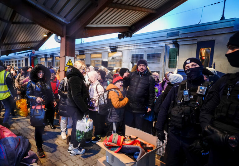 04 March 2022, Poland, Przemysl: Numerous people get off the train from Kiev at the Przemysl train station near the Ukrainian-Polish border in the early morning. People fleeing the war in Ukraine arrive here every day. Photo: Kay Nietfeld/dpa (KEYSTONE/DPA/Kay Nietfeld)