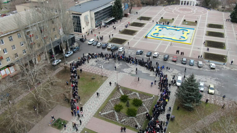 8133547 05.03.2022 In this handout video grab released by the Russian Federal Security Service (FSB), residents queue to receive humanitarian aid in Melitopol, Ukraine. Editorial use only, no archive, no commercial use. Russian Federal Security Service (KEYSTONE/SPUTNIK/)