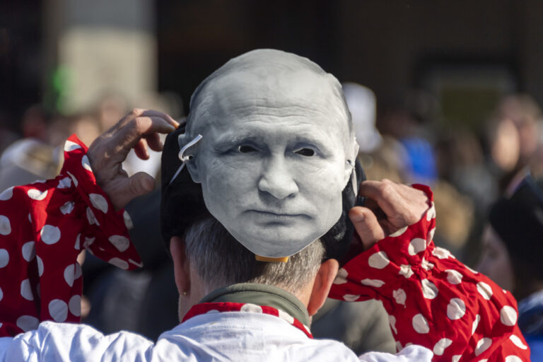 Ein Fasnaechtler traegt eine Putin-Maske auf dem Hinterkopf an der Fasnacht in Basel, am Montag, 7. Maerz 2022. Aufgrund der Corona-Pandemie konnte die Fasnacht in den letzten zwei Jahren nicht in gewohnter Form durchgefuehrt werden. (KEYSTONE/Georgios Kefalas)