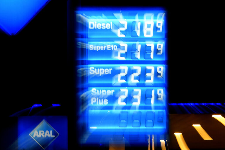 08.03.2022, Bayern, München: Die Preise für Diesel und Benzin sind an einer Tankstelle in München Schwabing angezeigt. Durch den Krieg in der Ukraine sind die Kraftstoffpreise deutlich angestiegen. (Aufnahme mit Zoomeffekt). Foto: Tobias Hase/dpa +++ dpa-Bildfunk +++ (KEYSTONE/DPA/Tobias Hase)