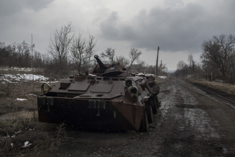 8136169 08.03.2022 An armored vehicle destroyed as a result of shelling is seen on the road in the village of Krymskoye, Luhansk People's Republic. Sputnik (KEYSTONE/SPUTNIK/)