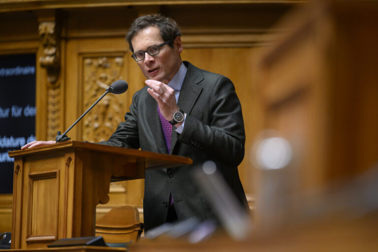 Nationalrat Roger Koeppel, SVP-ZH, spricht waehrend der ausserordentlichen Debatte ueber die 