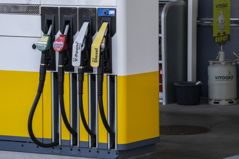 Des pistolets de distribution pour station d'essence sont photographies dans une station-service Shell, ce jeudi 10 mars 2022 a Geneve. Les prix de l'essence sont a un niveau sans precedent, la raison etant l'augmentation du prix du petrole brut, qui est due a la guerre en Ukraine. (KEYSTONE/Martial Trezzini)