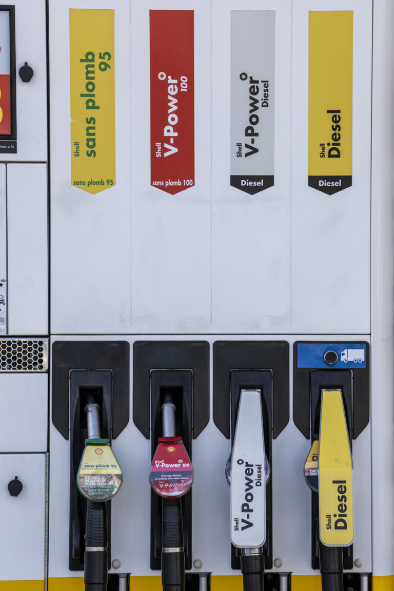 Des pistolets de distribution pour station d'essence sont photographies dans une station-service Shell, ce jeudi 10 mars 2022 a Geneve. Les prix de l'essence sont a un niveau sans precedent, la raison etant l'augmentation du prix du petrole brut, qui est due a la guerre en Ukraine. (KEYSTONE/Martial Trezzini)