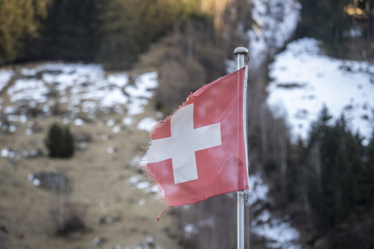Eine vom Wind verbrauchte Schweizer Fahne weht in Wassen im Kanton Uri am Donnerstag, 10. Maerz 2022. (KEYSTONE/Urs Flueeler)