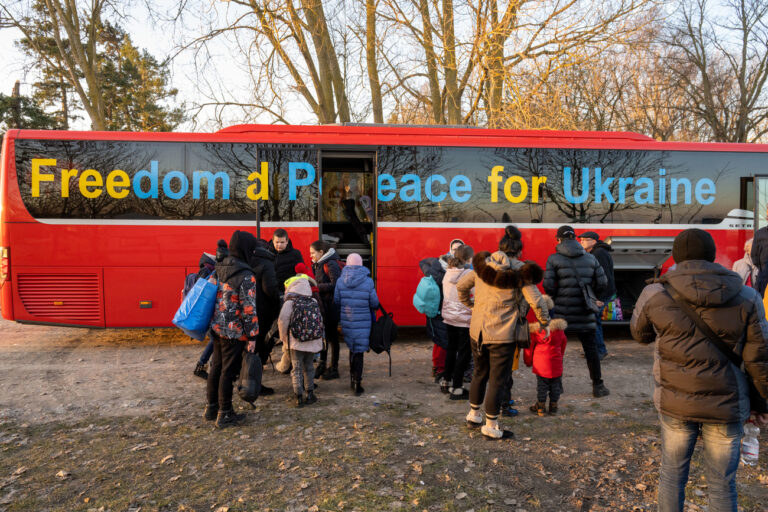 14.03.2022, Mecklenburg-Vorpommern, Barth: Flüchtlinge aus der Ukraine kommen mit einem Bus am Erlebnisreiterhof Bernsteinreiter Barth an. Über 20 Kriegsflüchtlinge sollen auf dem Gelände wohnen. Bislang haben mehr als eine Million Ukrainer ihre Heimat verlassen und sind zunächst in die Nachbarländer ausgereist. Foto: Stefan Sauer/dpa +++ dpa-Bildfunk +++ (KEYSTONE/DPA/Stefan Sauer)