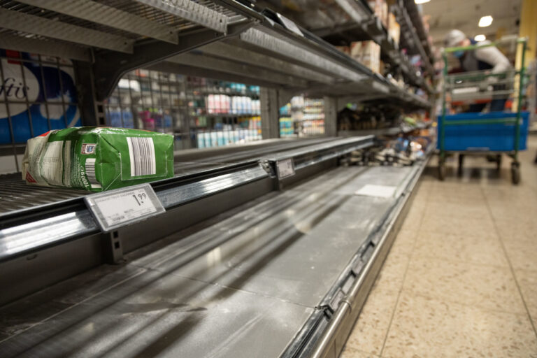 16.03.2022, Nordrhein-Westfalen, Bielefeld: Kaum noch Mehl ist für die Kunden in diesem Lebensmittelmarkt zu bekommen. Die Regale für manche Produkte sind weitestgehend leer gekauft infolge des Ukraine-Konfliktes. Foto: Friso Gentsch/dpa +++ dpa-Bildfunk +++ (KEYSTONE/DPA/Friso Gentsch)